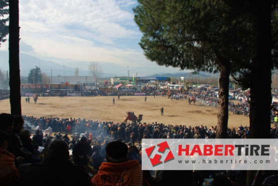 Tire Belediyesi’nin düzenlediği 15’nci Deve Güreşleri Festivali renkli görüntülere sahne oldu. Maltepe arenada birbirleriyle kıyasıya kapışan Ege, Marmara ve Akdeniz bölgesinin ünlü pehlivan develerinin güreşleri ilgiyle izlendi.