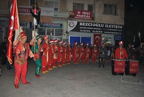 29 Ekim Cumhuriyet Bayramı münasebetiyle Gökçen Belediyesi’nin düzenlediği kutlama gecesi, karnavalı aratmazken, kutlamalara yaklaşık 1000 kişi katıldı.  Ercan ÇELİK