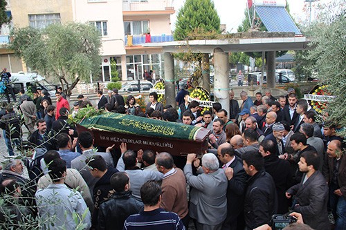 Tireli Harun Özalp, bugün Hamza Ağa Camii’nde kılınan cenaze namazının ardından, Tire Asri Kabristanlığı’nda toprağa verildi. Sevenleri Harun’u gözyaşları içinde uğurladı.  Fatih ŞAŞMAZ
