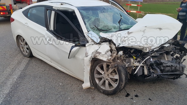 Tire’de meydana gelen trafik kazasında mobilya taşıyan kamyonetle bir otomobil çarpıştı.