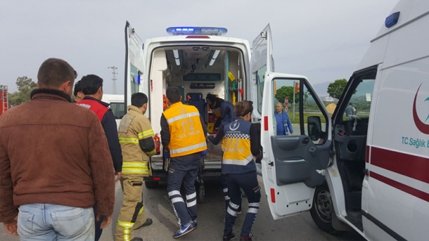 Tire’de mezarlık kavşağında meydana gelen trafik kazasında iki kişi yaralandı. Kazanın meydana geldiği kavşaktaki trafik ışıklarının fasılada olduğu iddia edildi.