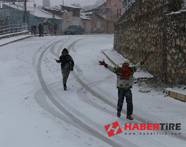 Ülke genelinde 10 derece birden sıcaklık düşecek. Tire’de de kar yağması bekleniyor.

Sibirya'dan gelen soğuk ve yağışlı hava dalgası cuma günü Türkiye'ye dönüyor. Sıcaklık yurtta yaklaşık 10 derece azalacak. İstanbul, Ankara ve İzmir'de kar bekleniyor.
