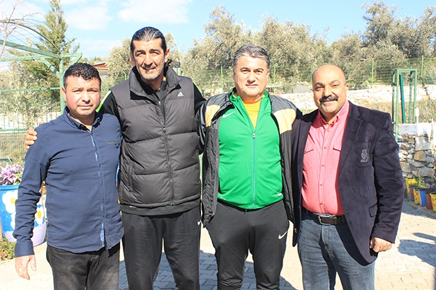 Tireli işadamı Sabri Özdağ, ilçe protokolü ve Tire 1922’li futbolcuları düzenlediği mangal partisi ile bir araya getirdi.