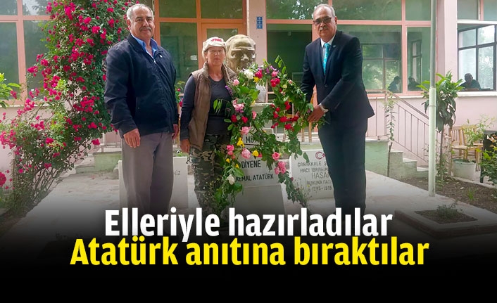 Elleriyle hazırladıkları çelengi, Atatürk anıtına bıraktılar